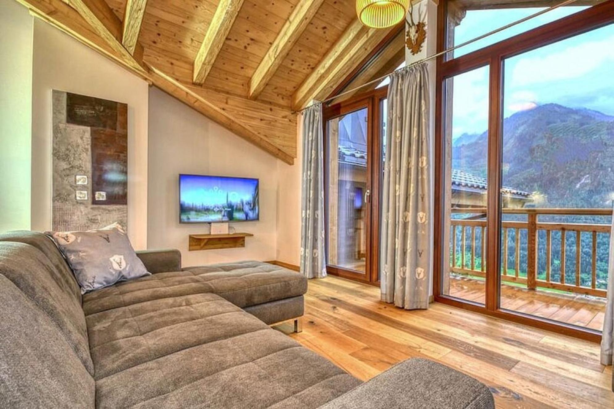 Beautiful Austrian Style Chalet At The Ski Slope Apartment *